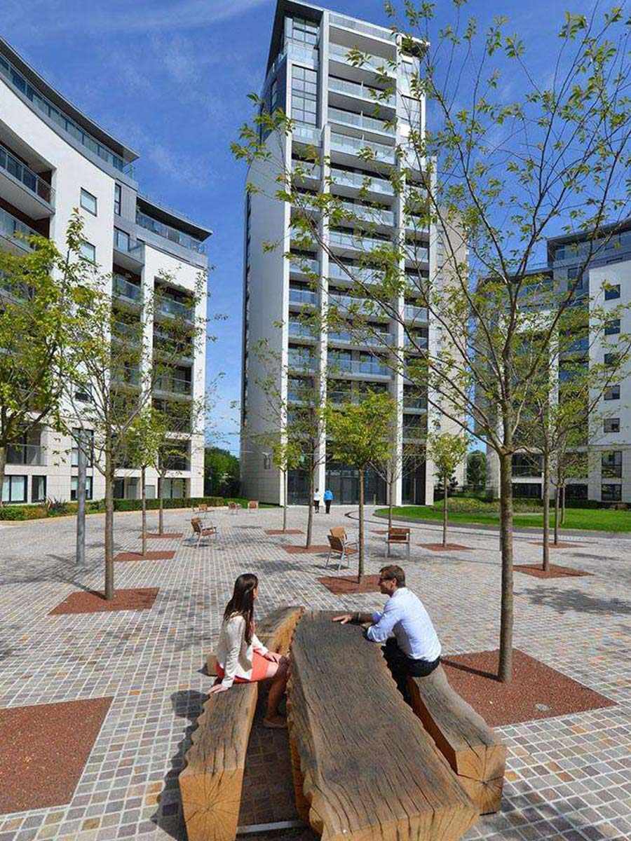 St James, Kew Bridge West, Exterior View