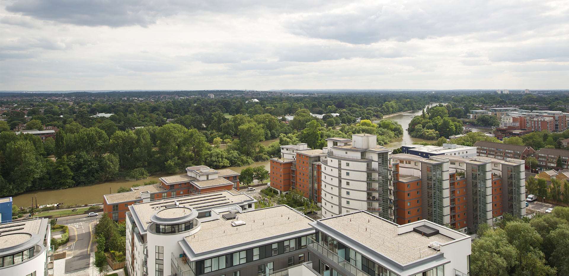 St James, Kew Bridge West, Exterior View2