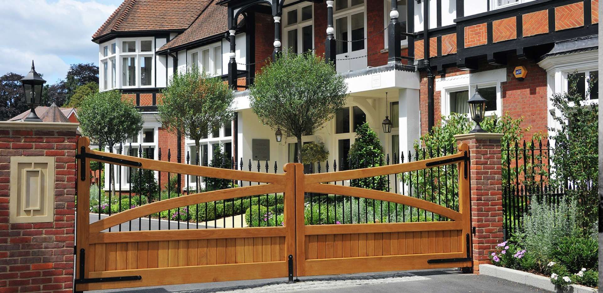 St James, Queens Acre, Butlers Court, Gates, Exterior