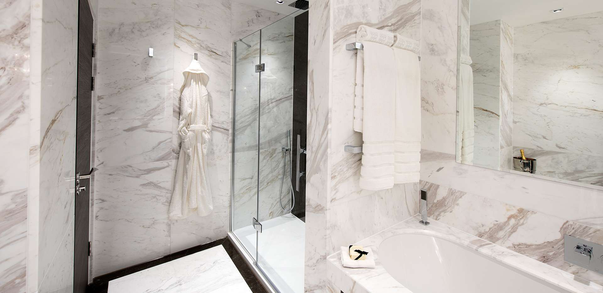 St George, Kew Bridge, Ensuite, Interior