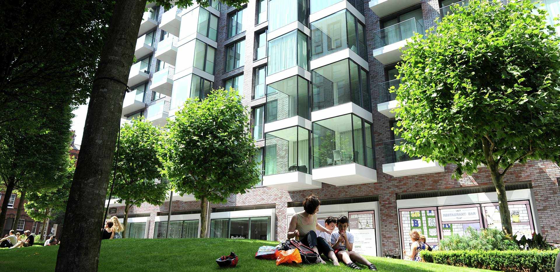 Berkeley, Goodman's Fields, Local Area, Piazza