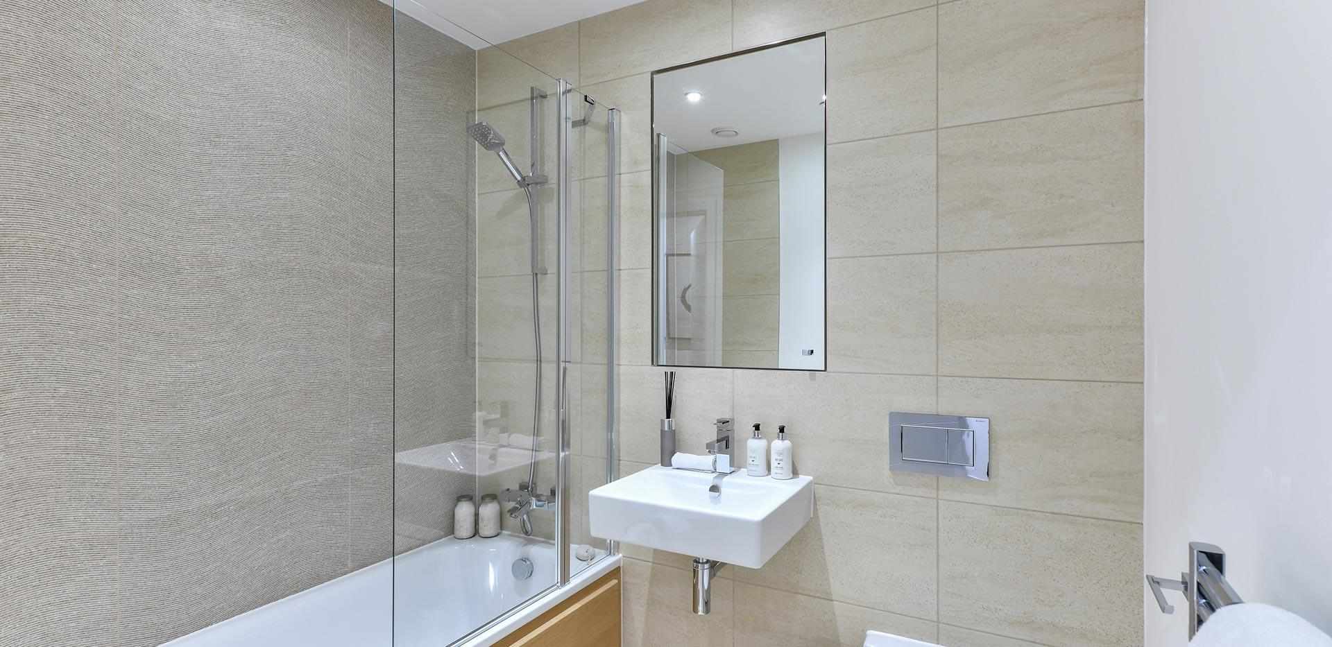 Berkeley, Holborough Lakes, Waterview Apartments, Apartment 86, Family Bathroom