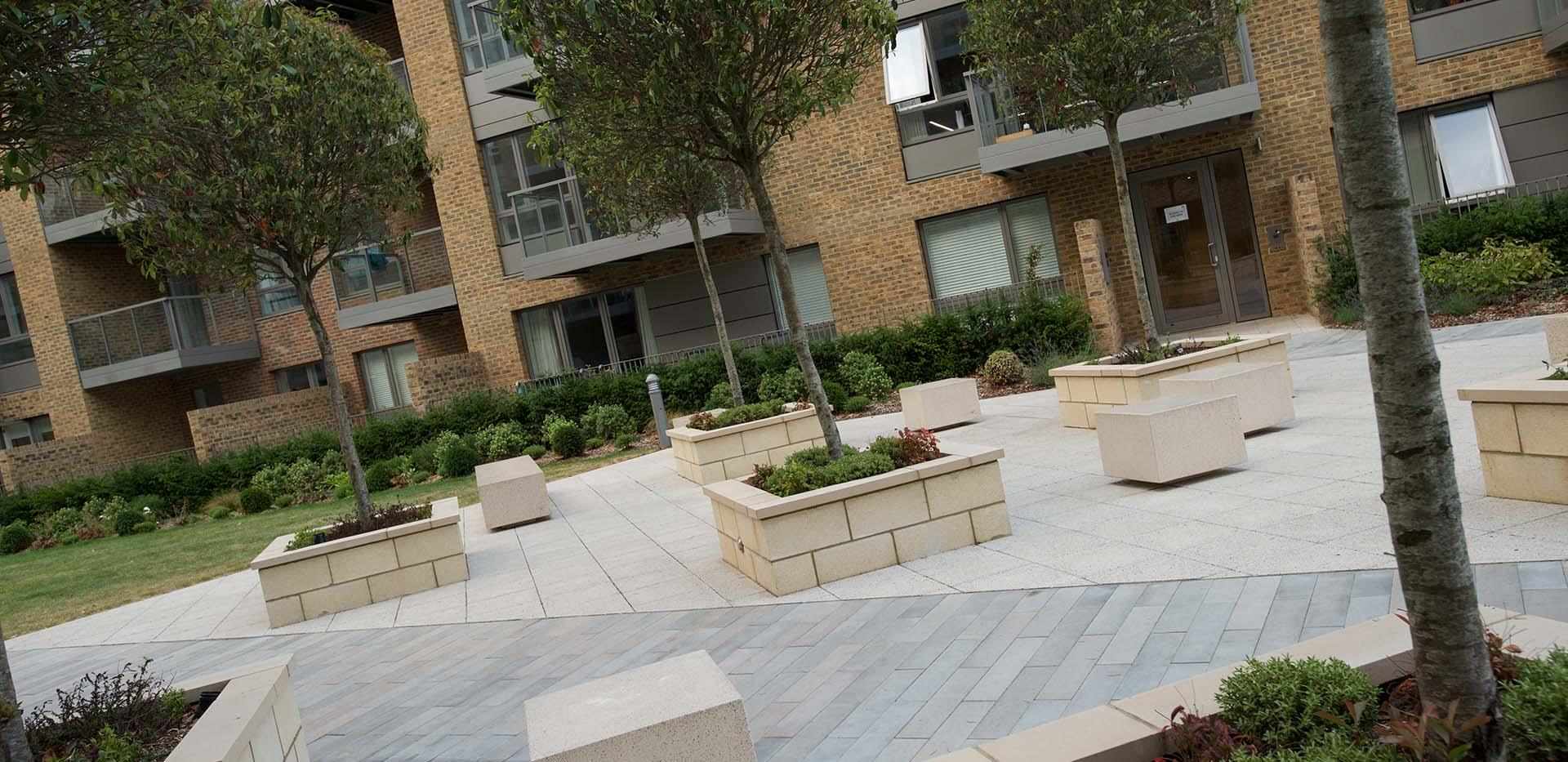 St James, Smithfield Square, Exterior