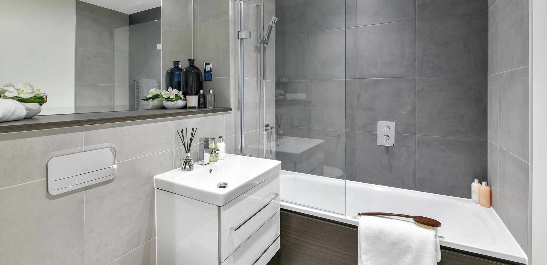 Berkeley, Royal Wells Park, 2 Bedroom Show Apartment, Bathroom