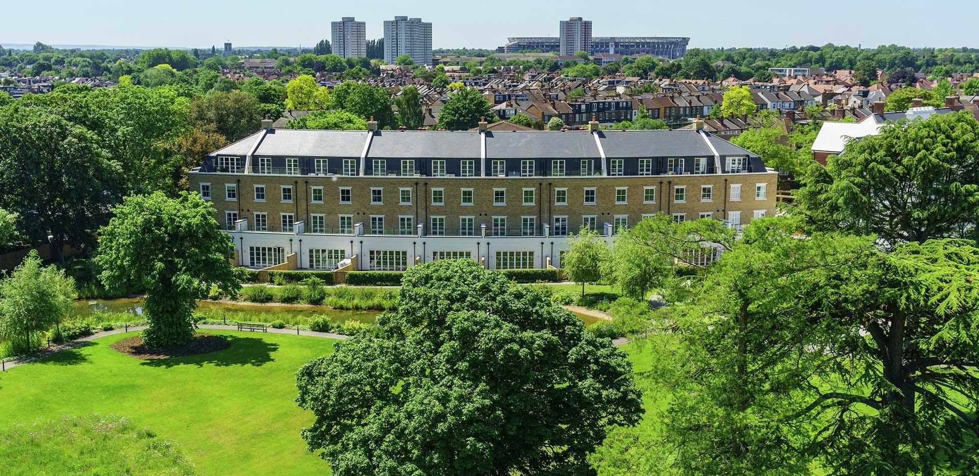 St James, Fitzroy Gate, Exterior