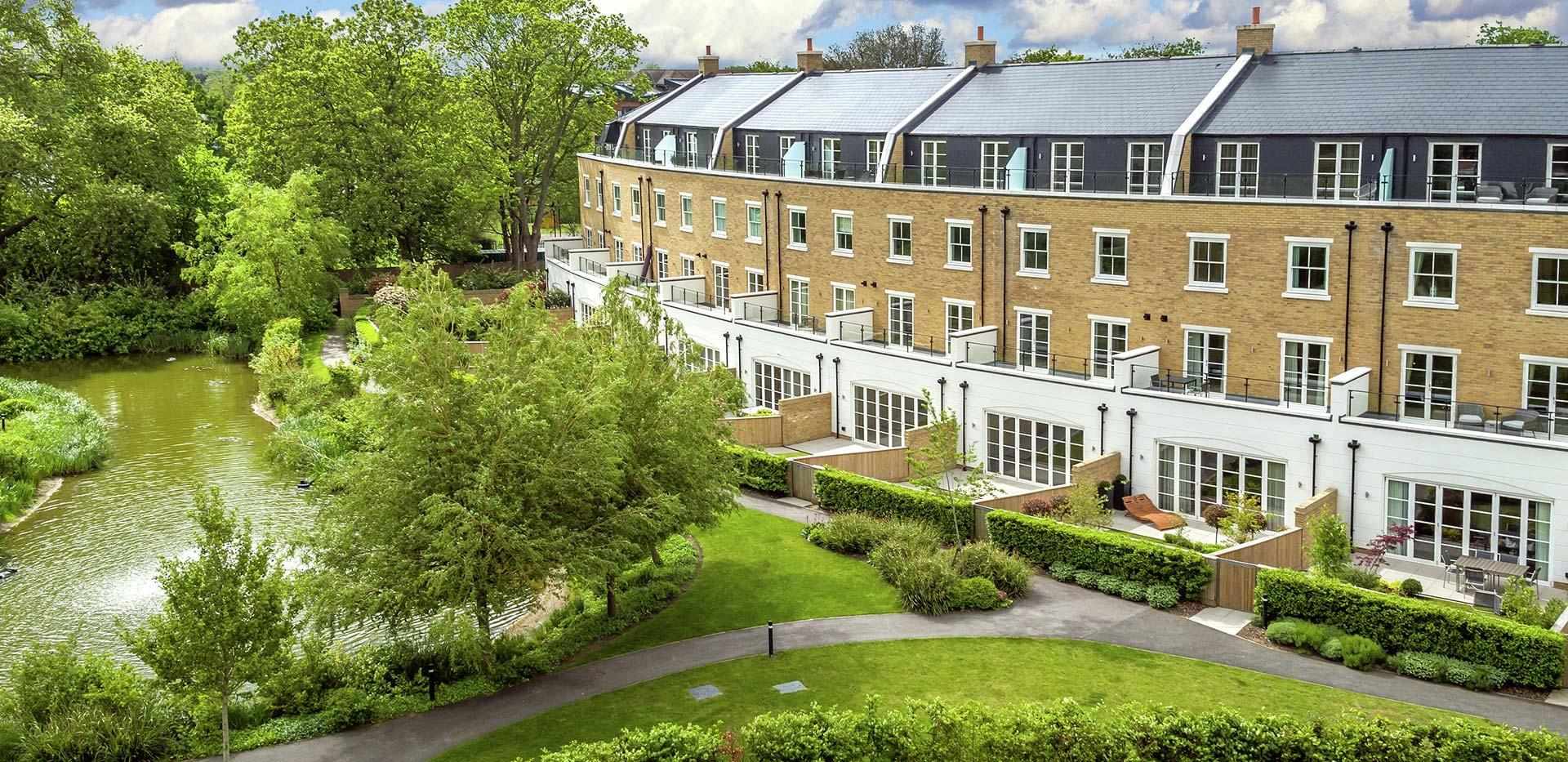 St James, Fitzroy Gate, Exterior