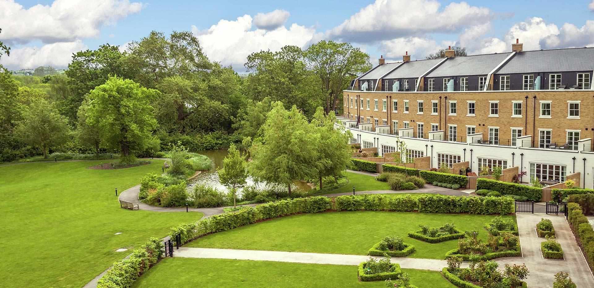 St James, Fitzroy Gate, Exterior