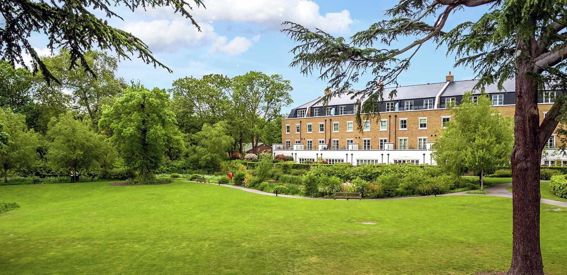 St James, Fitzroy Gate, Exterior