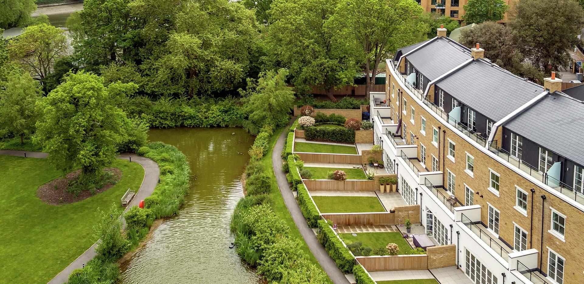 St James, Fitzroy Gate, Exterior