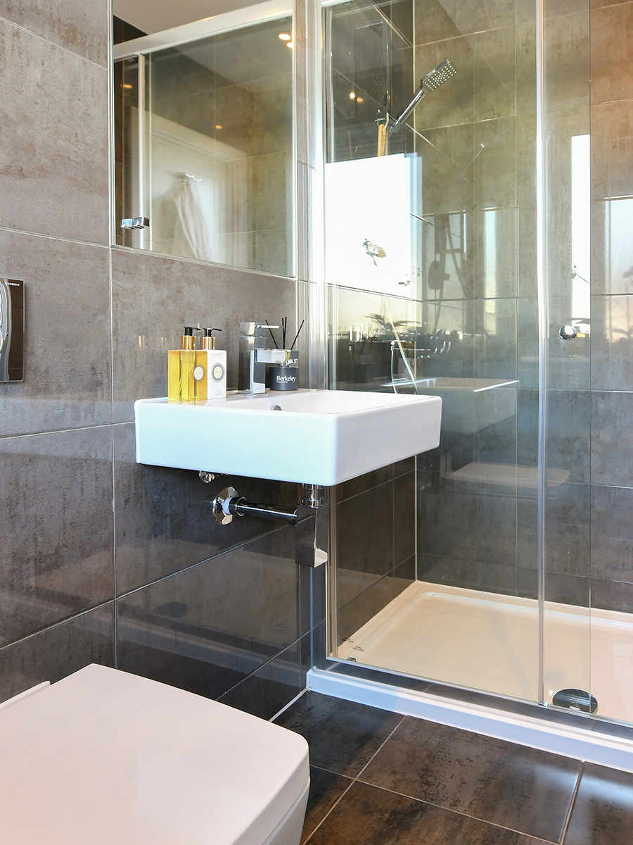 Berkeley, Holborough Lakes, Shower Room