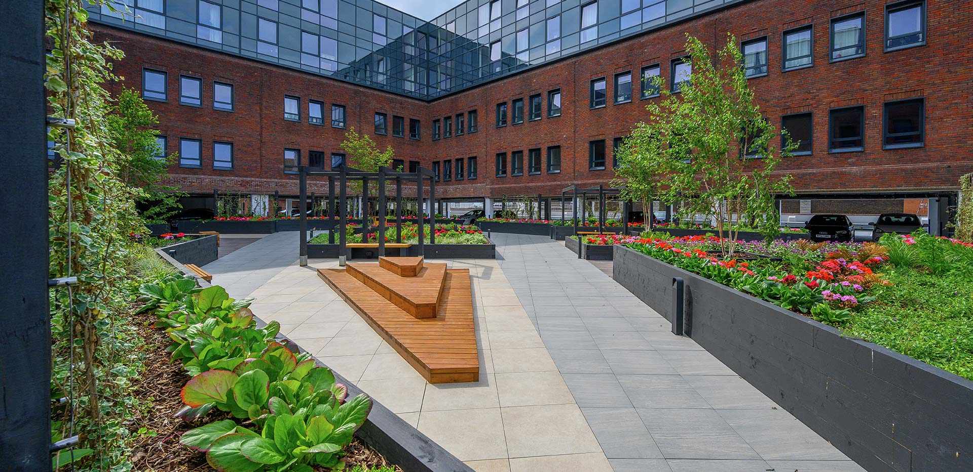 Berkeley, Lumina, Exterior