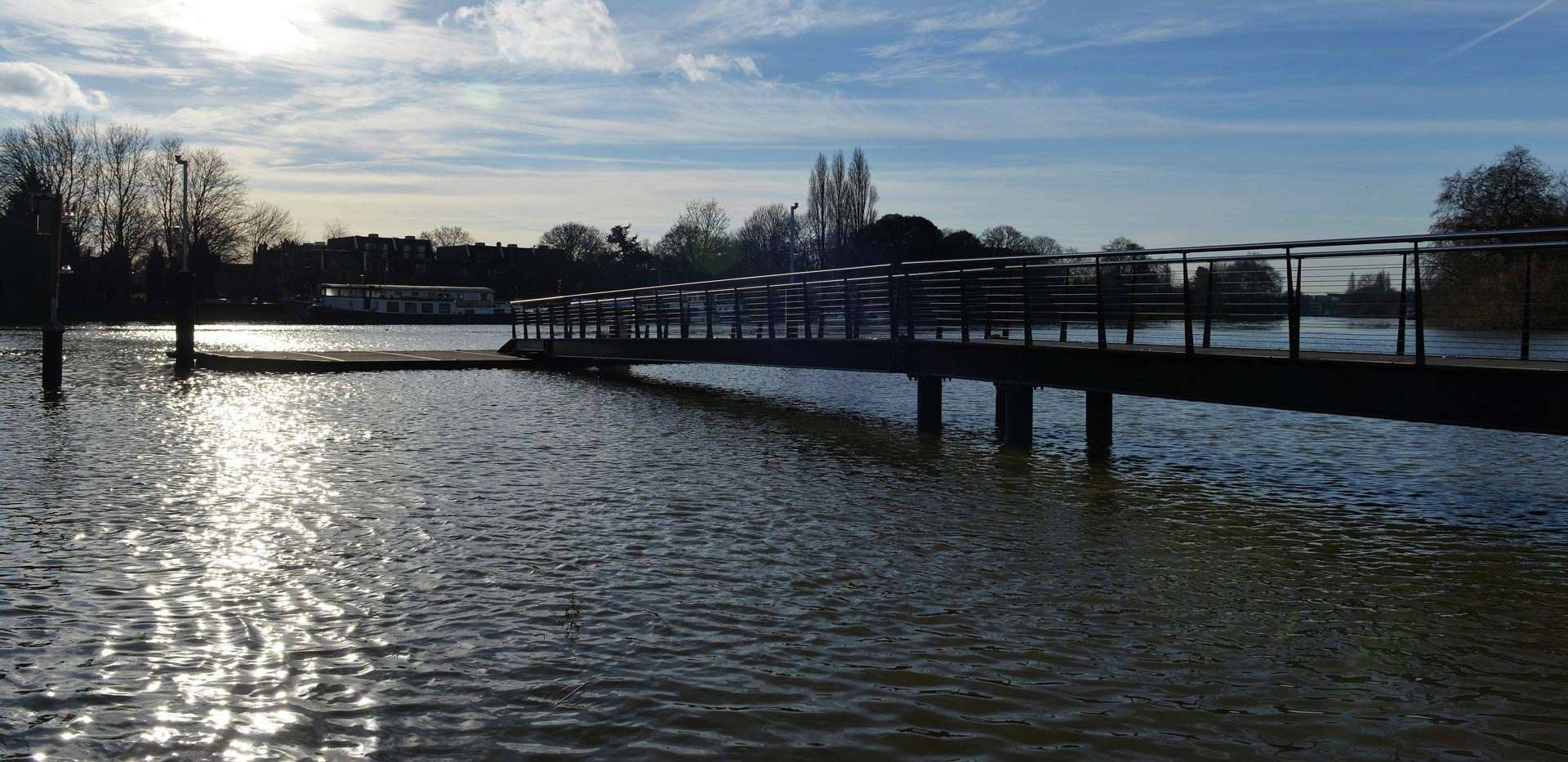 St George, Kew Bridge, Pontoon, River Thames