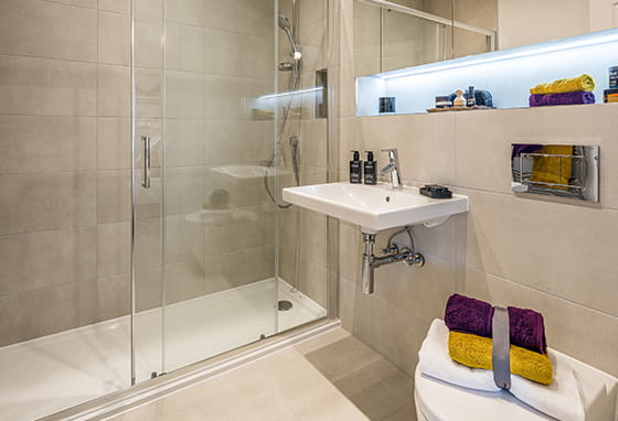 An interior Ensuite image at Dorsett House at Abbey Barn Park