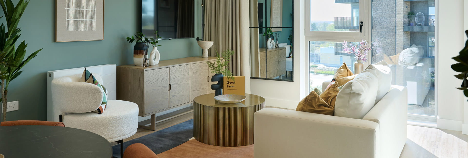Spacious living area with full length windows overlooking the city, property 2.4.1