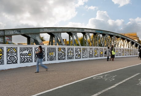 Illustrative, decorative 'graffiti' 'artwork' on bridge siding.