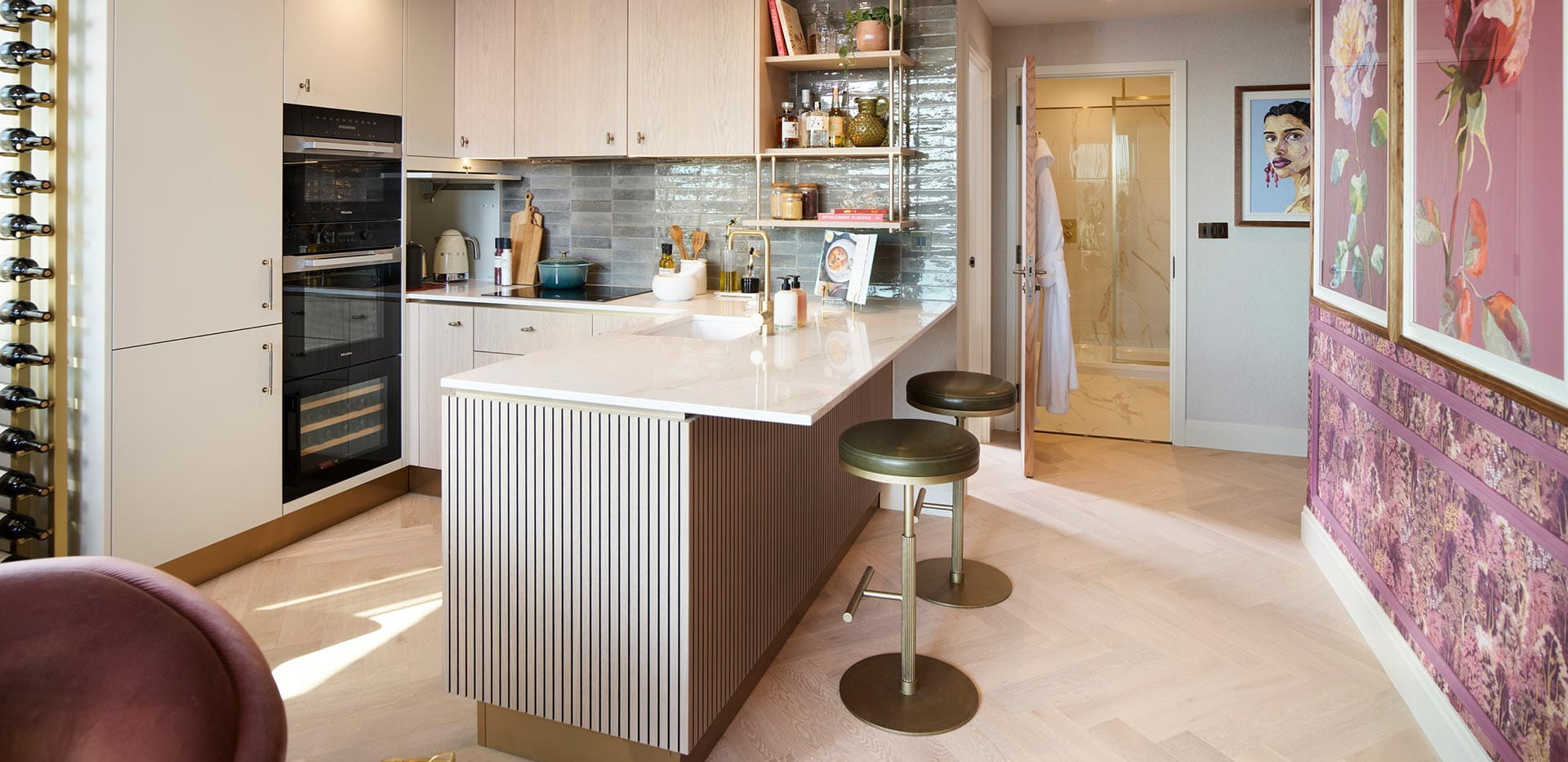 Well equipped kitchen with bar area