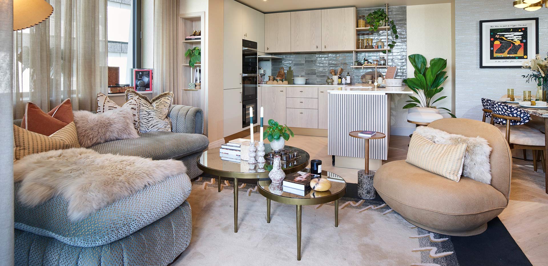 Cosy and spacious living area with kitchen in the background