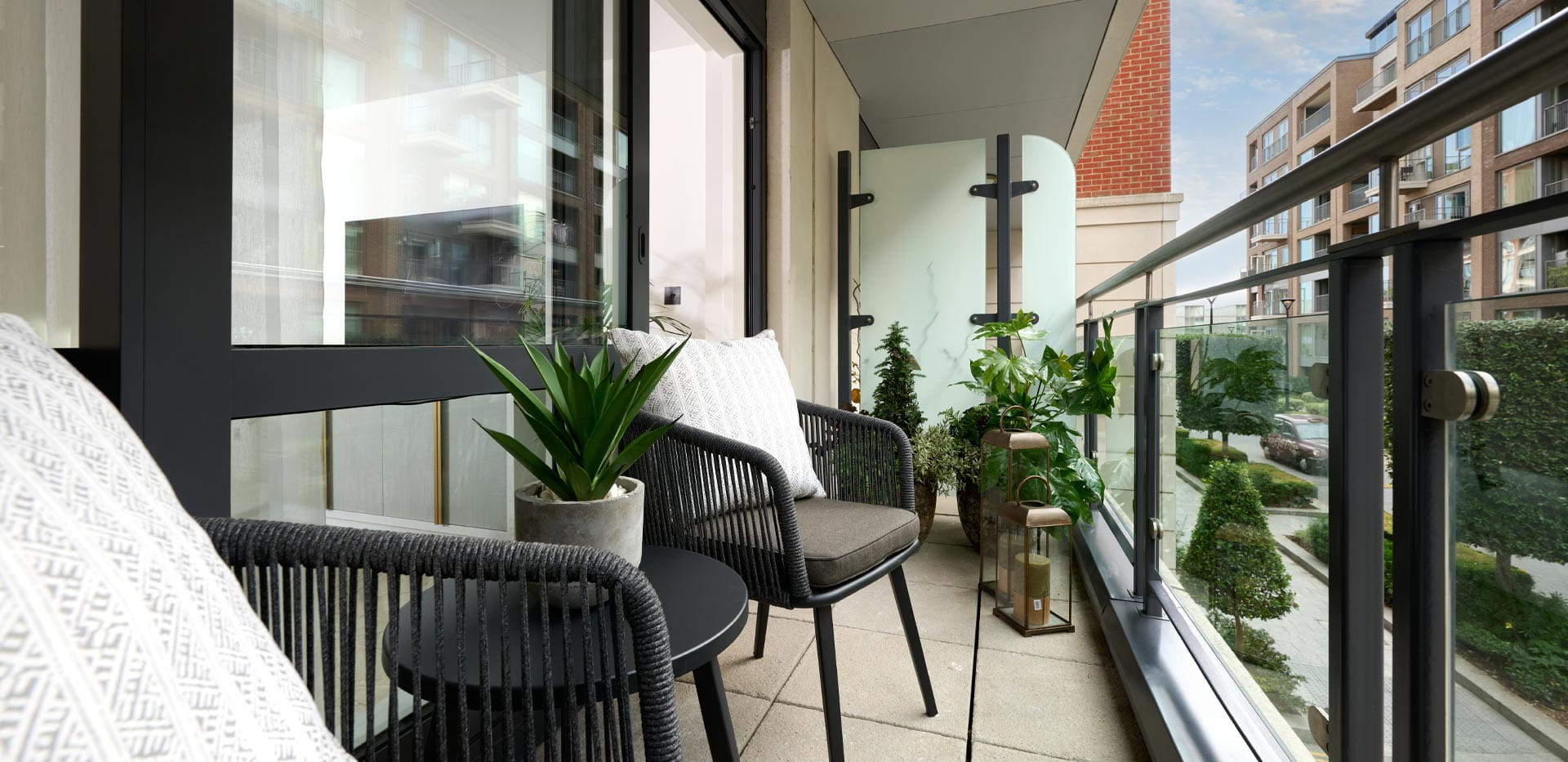 Chelsea Creek, The Doulton Collection, Exterior, Balcony