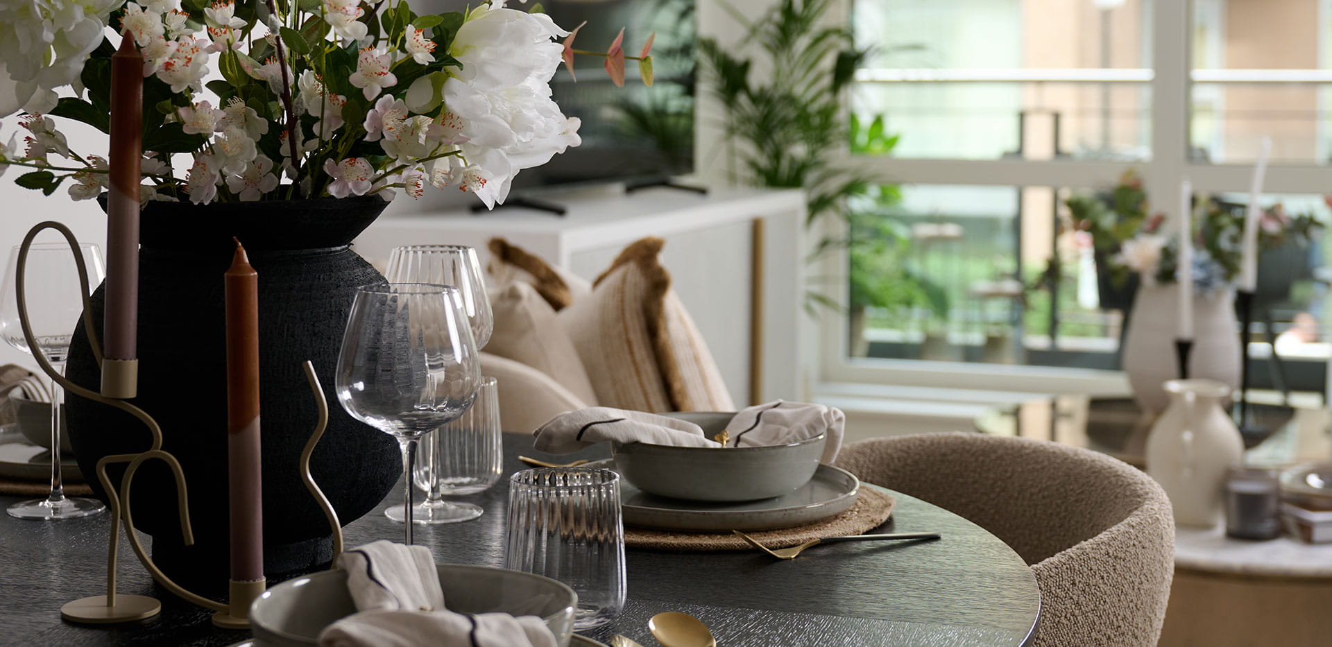 Chelsea Creek, The Doulton Collection, Interior, Dining