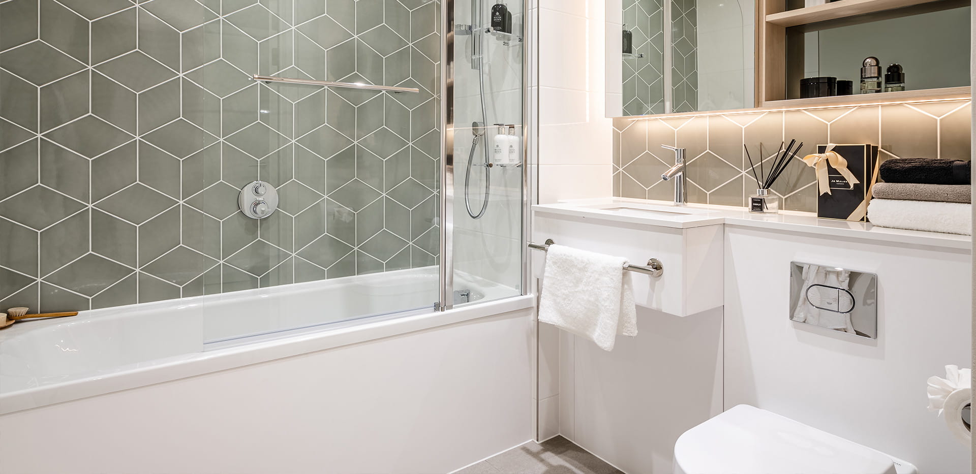 Clarendon, Alexandra Palace Gardens, One Bed Showhome - Bathroom