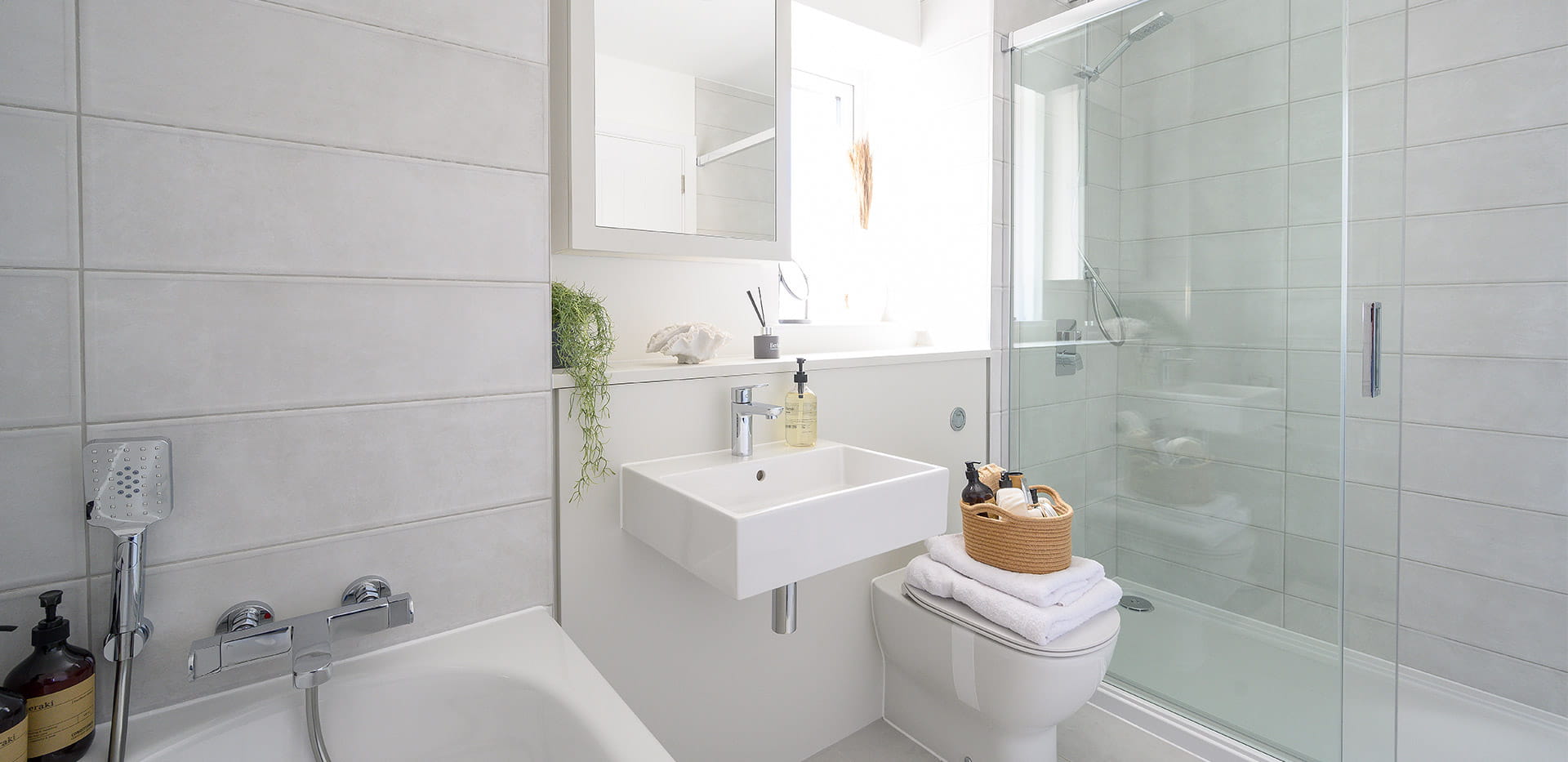 4 bedroom showhome bathroom image