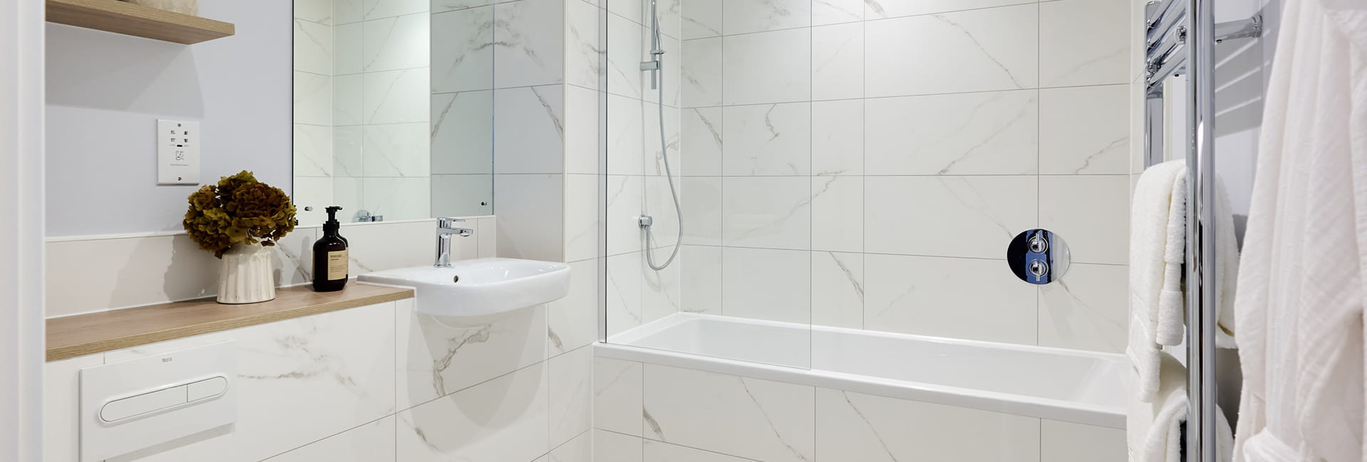Fulham Reach home, bathroom with a light design