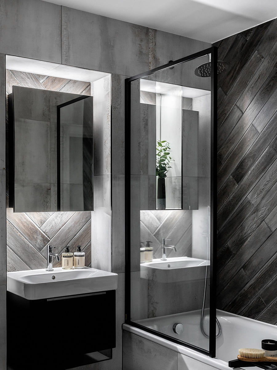 Horlicks Quarter home, spacious and detailed bathroom