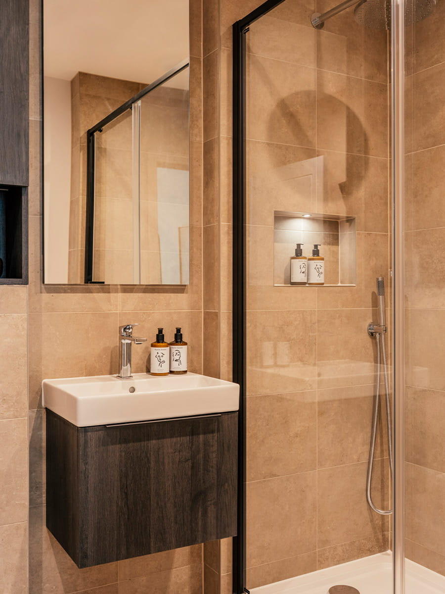 Horlicks Quarter - The Maltings spacious bathroom