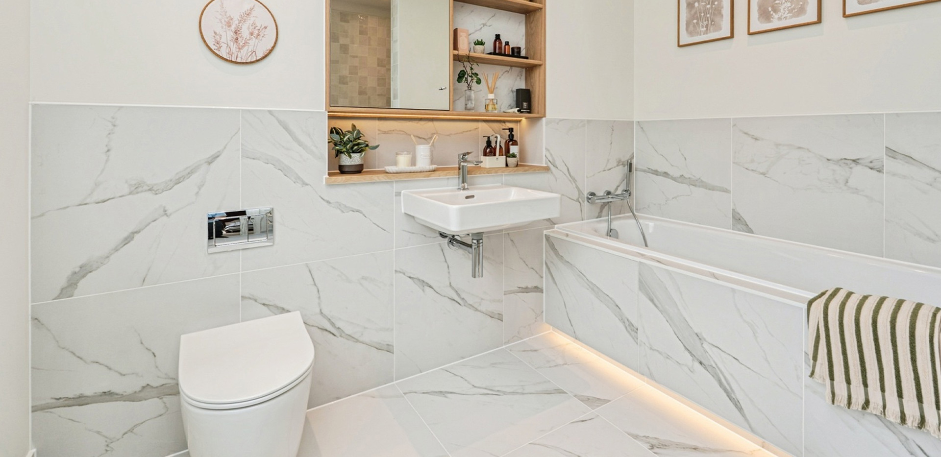 Leighwood Fields, Manor House home, spacious bathroom with a light design