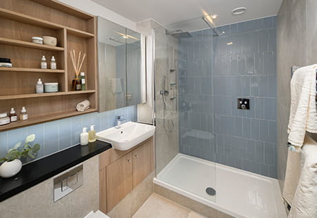 Lombard Square light and spacious bathroom