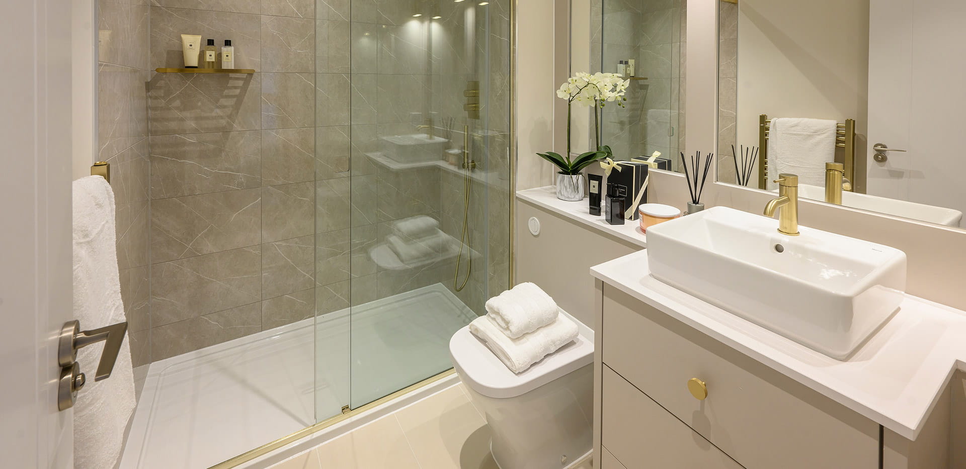 An interior Ensuite image at Nicholson House at Oakhill