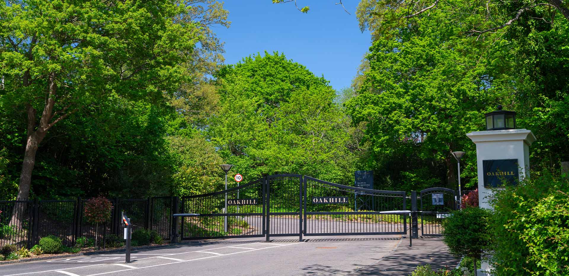 Oakhill, The Residents' Club, Exterior image of the gate