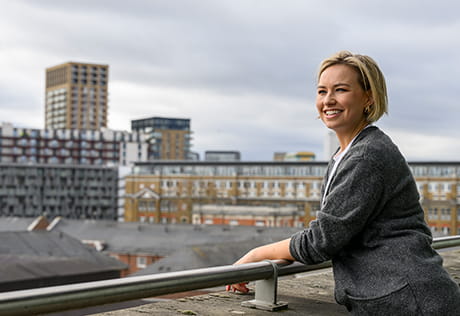 洛娜 (Lorna) 从她的公寓俯瞰皇家阿森纳河畔开发项目