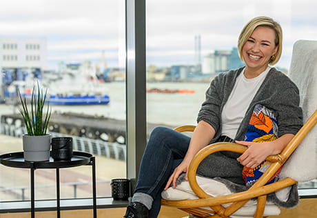 洛娜坐在她的公寓里俯瞰河边