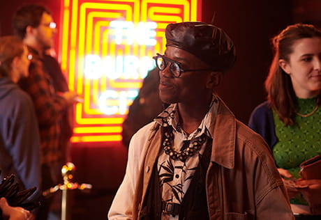 居民在皇家阿森纳河滨享受夜生活的照片