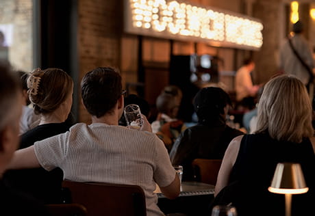 居民在皇家阿森纳河滨享受夜生活的照片