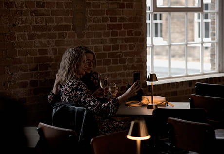 居民在皇家阿森纳河滨享受夜生活的照片