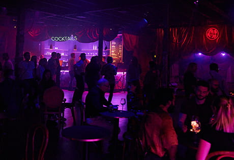 居民在皇家阿森纳河滨享受夜生活的照片