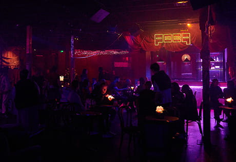 居民在皇家阿森纳河滨享受夜生活的照片