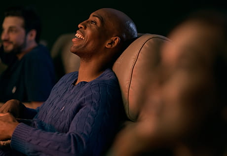 居民看电影的情景