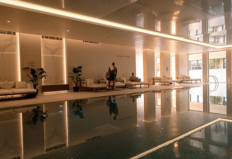 居民享受水疗设施的图片