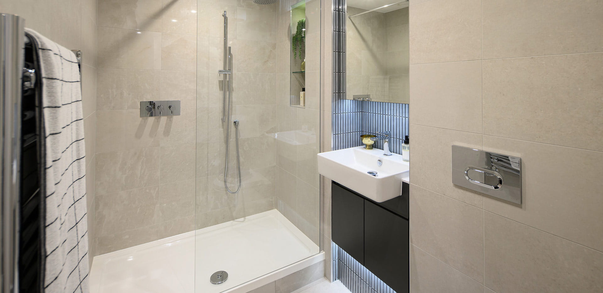 Internal image of the en suite at Seafarers Wharf