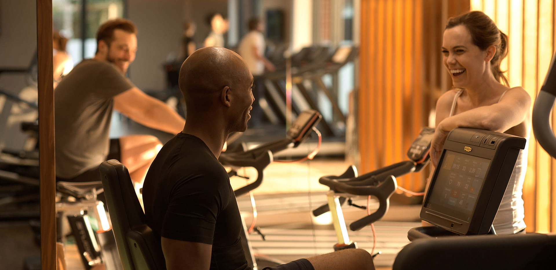 Man and woman having a discussion in the gym
