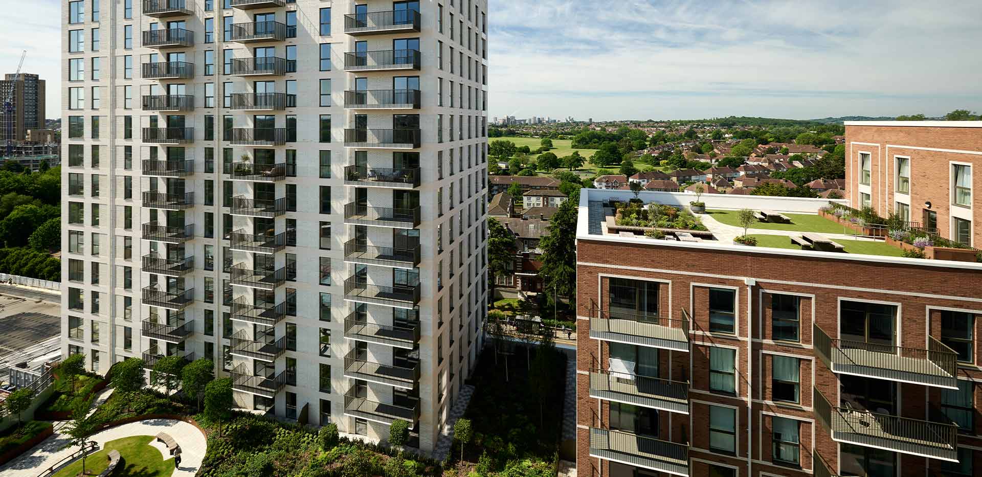 St George, Silkstream, Exterior