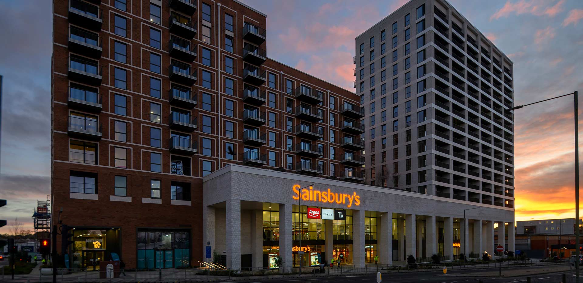 St George, Silkstream, Exterior