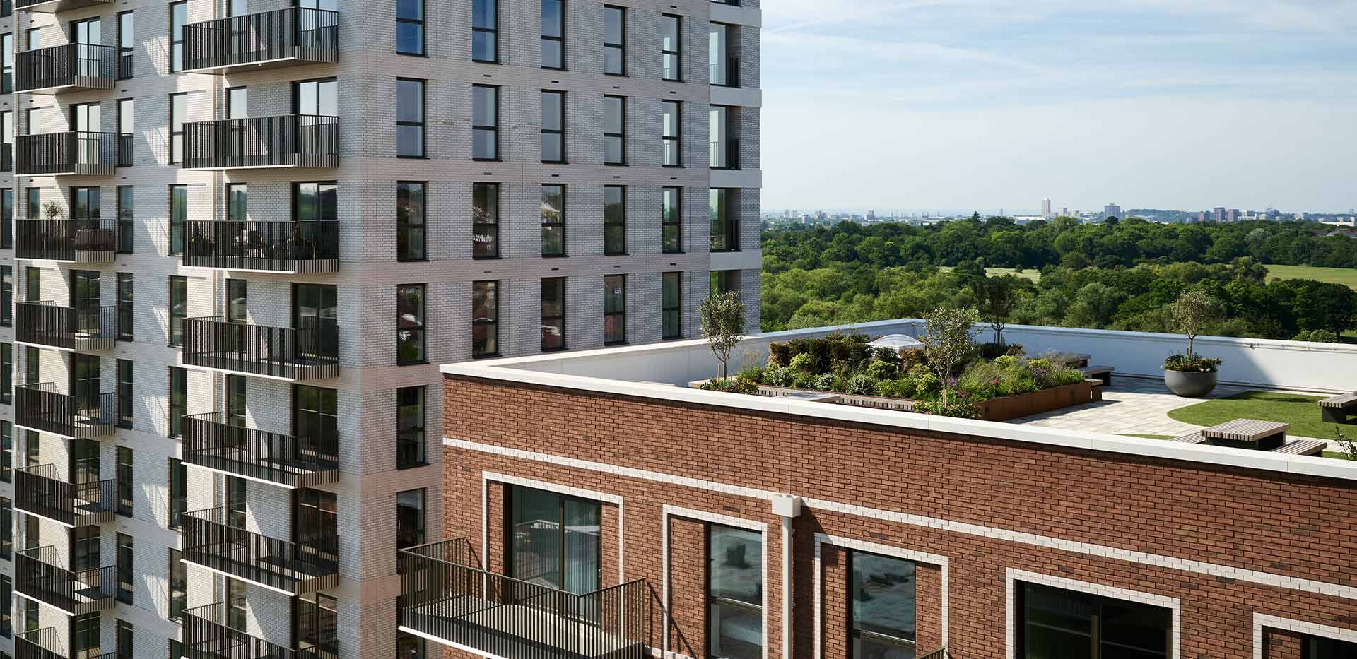 St George, Silkstream, Exterior