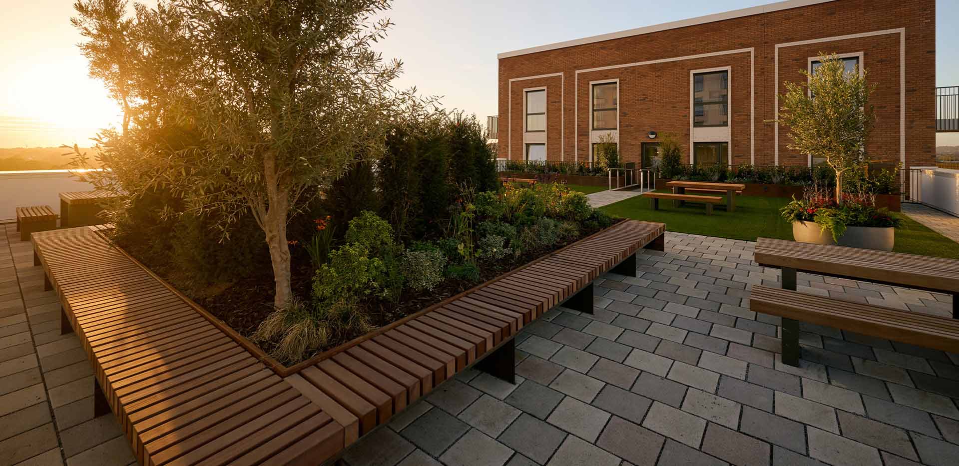 St George, Silkstream, Exterior