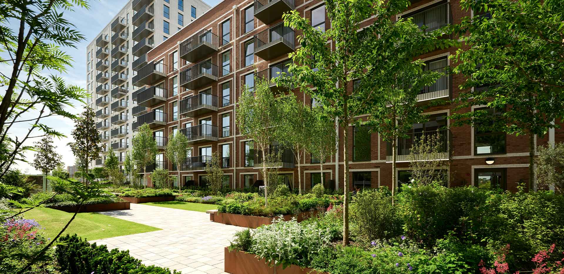 St George, Silkstream, Exterior