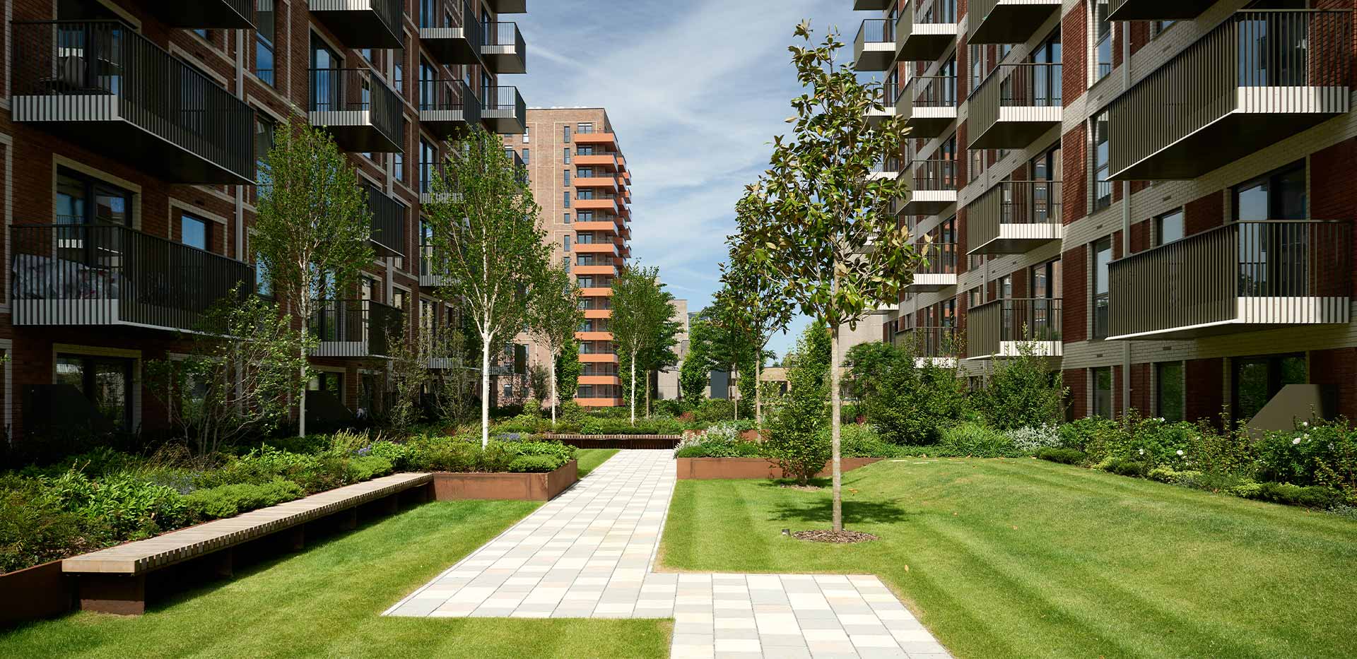 St George, Silkstream, Exterior