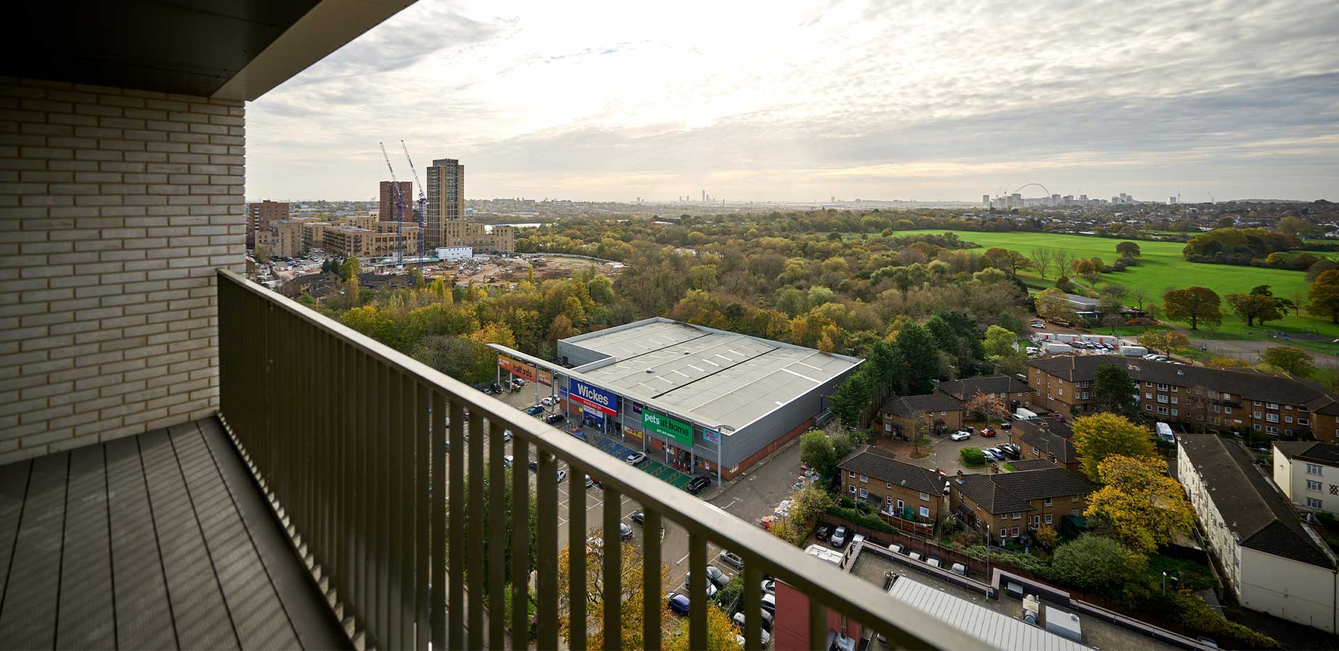 St George, Silkstream, Exterior